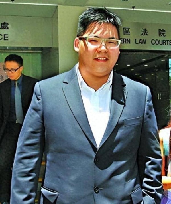 安全配资预警平台 40岁儿子败光百万还嫌钱少？向太怒揭豪门逆子真相